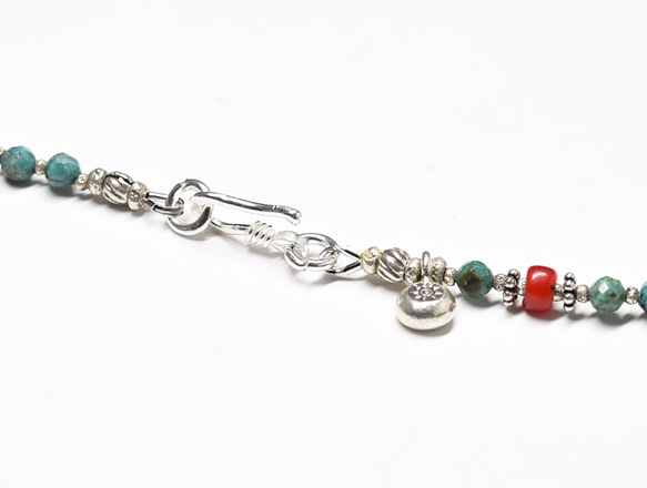 聖誕小珠和綠松石、白心和凱倫銀的彩色項鍊 第4張的照片