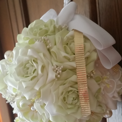 つまみ細工 ボールブーケ｢正絹｣ バラ 白、薄黄緑暈し 婚礼 ブーケ Boo