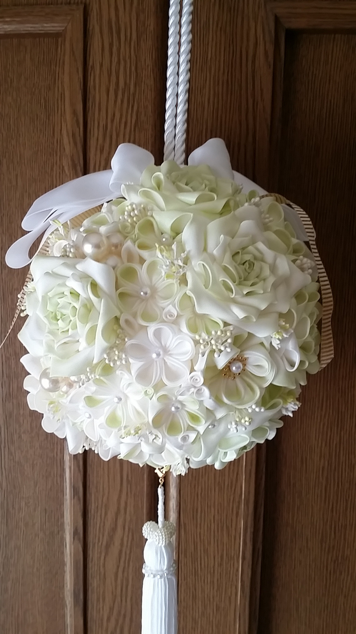 つまみ細工  ボールブーケ｢正絹｣  バラ   白、薄黄緑暈し  婚礼