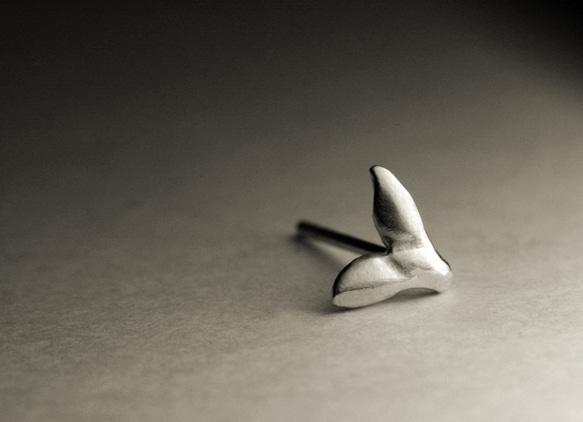 鯨魚尾巴造型純銀耳環 第1張的照片