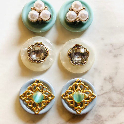 ブラックカボションとビーズ刺繍イヤリング／ピアス | Chourina