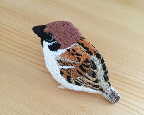 鳥刺繍ブローチ 爽やかな花鳥。 鳥さんの刺繍ブローチ、 今日から、リニューアル