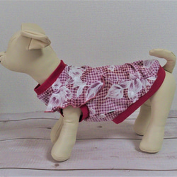 犬服「フリルスリーブ・白花×ピンク」ドッグウェア ペット服 薄手 可愛い お出かけ 散歩 犬 ペット ピンク系 花柄 2枚目の画像
