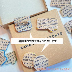 トリケラトプス【ブローチ】バッチ バッジ ピン 恐竜 ダイナソー 刺繍 かわいい クロスステッチ ポップ 4枚目の画像