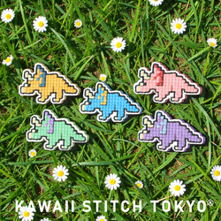 トリケラトプス【ブローチ】バッチ バッジ ピン 恐竜 ダイナソー 刺繍