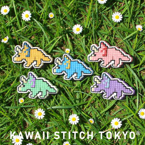 トリケラトプス【ブローチ】バッチ バッジ ピン 恐竜 ダイナソー 刺繍