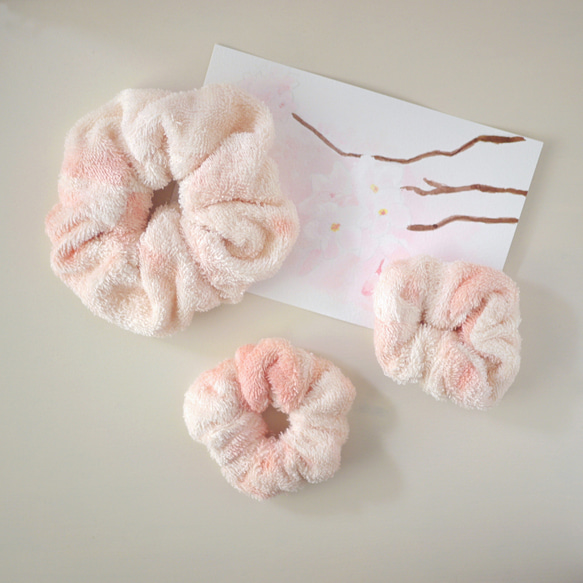 ふんわりタオルの白桜シュシュ【茜のムラ染め】（オーガニックコットン