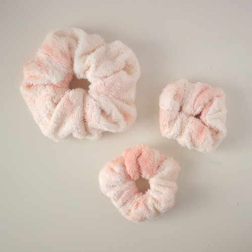 ふんわりタオルの白桜シュシュ【茜のムラ染め】（オーガニックコットン