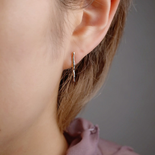 K18〉片耳ピアス melted スティックピアス “Mサイズ” 地金ピアス