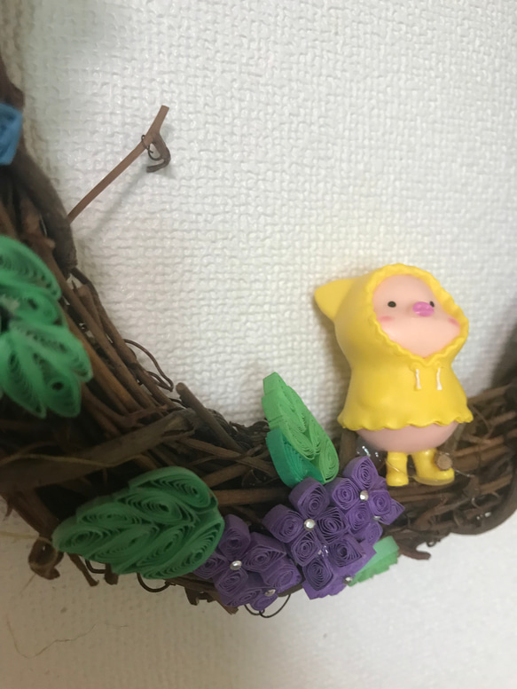 紫陽花のリース　黄色いレインコートの豚さん 2枚目の画像