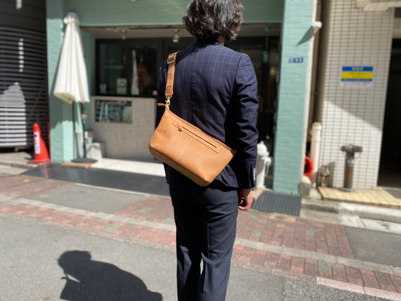 磨いても味のある水シボヌバックレザー。使いやすいサイズのミディアム