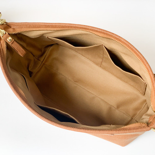 磨いても味のある水シボヌバックレザー。使いやすいサイズのミディアム