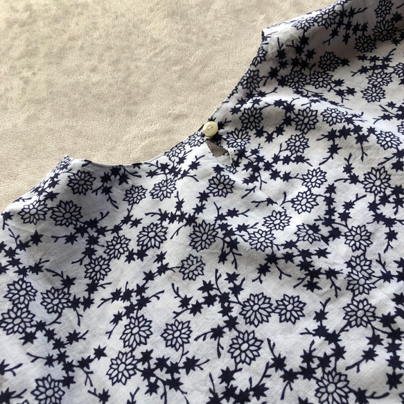 木綿の浴衣地のプルオーバー　ブラウス　白小花　未使用の反物から　着物リメイク 7枚目の画像