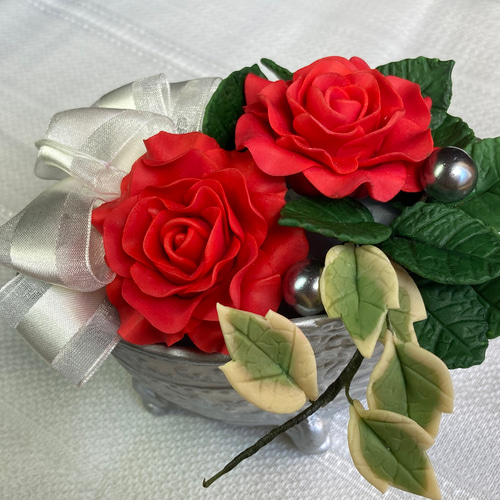 粘土の花】赤いバラが目を引く花です 立体・オブジェ momotezukuri