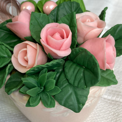 【粘土の花】かわいいピンクの小さなバラです。 3枚目の画像