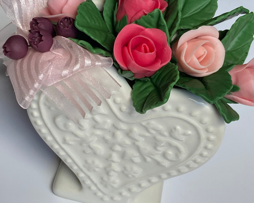 粘土の花】ハートの器に粘土で作った小さなバラを入れました 立体