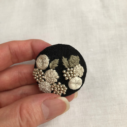 シックなお花刺繍のブローチ 5枚目の画像