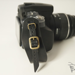 カメラストラップ　ハンドストラップ　グリップタイプ　本革 くいくシューをつけたまま使える 1枚目の画像