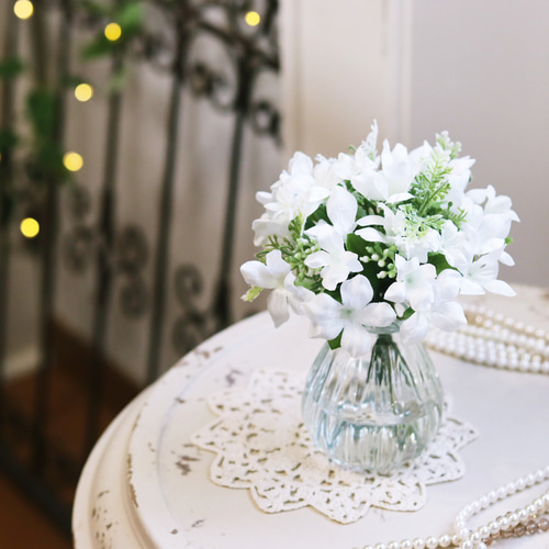 水替え不要!!「ジャスミンとグリーンのガラス花瓶アレンジ」マジカル