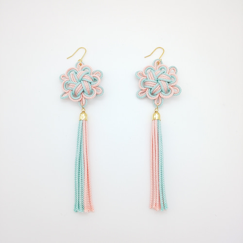 受注制作】八重菊結びのタッセルピアス・イヤリング（ピンク×水色