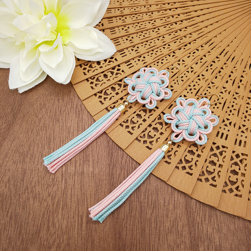 受注制作】八重菊結びのタッセルピアス・イヤリング（ピンク×水色