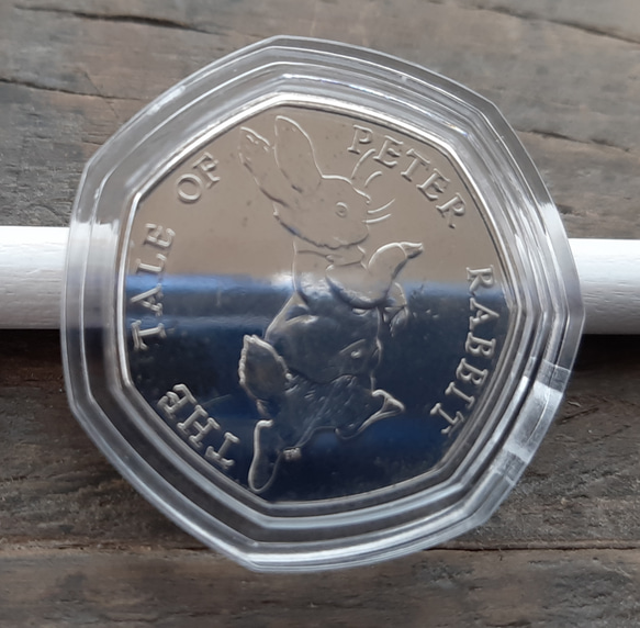 イギリス コイン ビアトリクス・ポター ピーターラビット 8g 27mm 英国 50ペンス エリザベス女王 カプセル付き 3枚目の画像