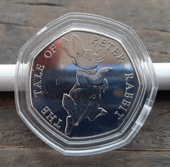 イギリス コイン ビアトリクス・ポター ピーターラビット 8g 27mm 英国 50ペンス エリザベス女王 カプセル付き 1枚目の画像