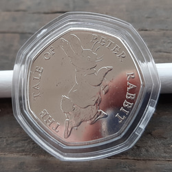 イギリス コイン ビアトリクス・ポター ピーターラビット 8g 27mm 英国 50ペンス エリザベス女王 カプセル付き 2枚目の画像