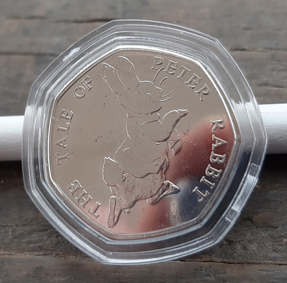 イギリス コイン ビアトリクス・ポター ピーターラビット 8g 27mm 英国 50ペンス エリザベス女王 カプセル付き 2枚目の画像