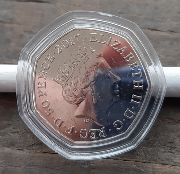 イギリス コイン ビアトリクス・ポター ピーターラビット 8g 27mm 英国 50ペンス エリザベス女王 カプセル付き 4枚目の画像