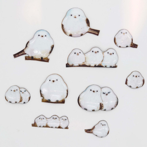 シマエナガ(C)の七宝焼ブローチ【受注制作】 ブローチ アンクル 