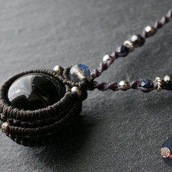 大きめのチベット産モリオン(黒水晶)のお守りマクラメネックレス  ‐ 漆黒 - 5枚目の画像