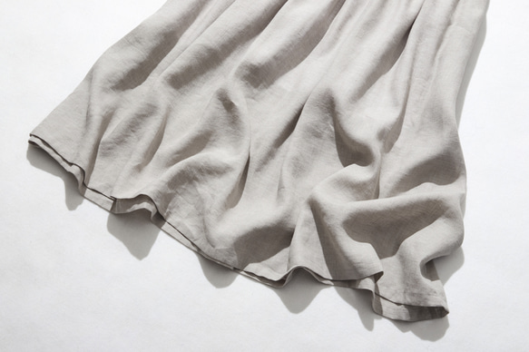 斜褶褶皺 線條優美 棉麻長裙 米灰色 220503-1 第4張的照片