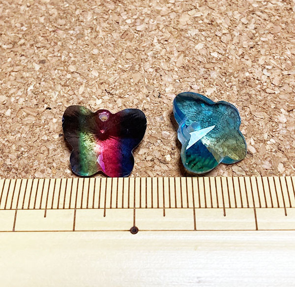 バイカラー蝶のガラスチャーム２個ピンク×ブルー 3枚目の画像