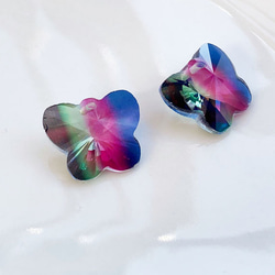 バイカラー蝶のガラスチャーム２個グリーン×ピンク×ネイビー 2枚目の画像