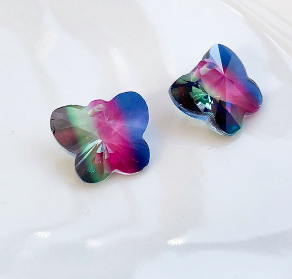 バイカラー蝶のガラスチャーム２個グリーン×ピンク×ネイビー 2枚目の画像