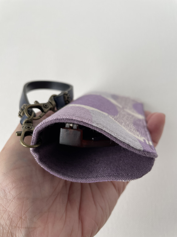 バッグにかけられるメガネケース 取り外し可能なストラップ付き丸が可愛い 4枚目の画像
