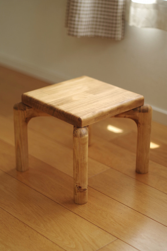 【即納】丸い脚の転びにくい木製子供椅子(チャイルドチェア) オーク 1枚目の画像