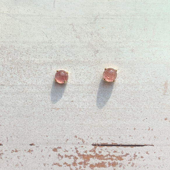 ストロベリークォーツ ラウンド 5mm ピアス レッド ピンク 透け感有 天然石 ノンホールピアス 5枚目の画像