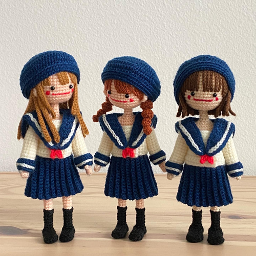 受注制作】自立するあみぐるみ♪セーラー服(紺×白)の女の子*ロングヘア