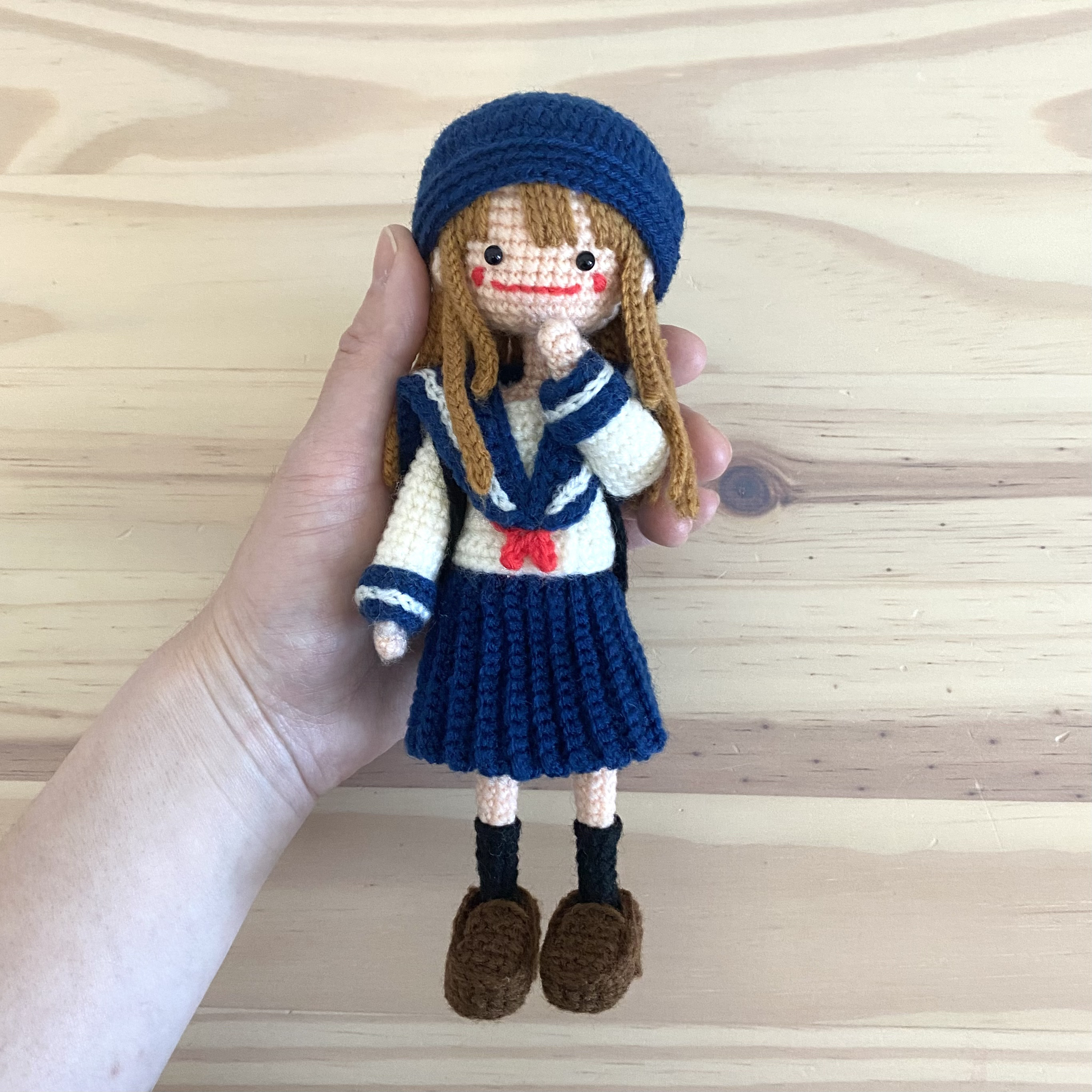 受注制作】自立するあみぐるみ♪セーラー服(紺×白)の女の子