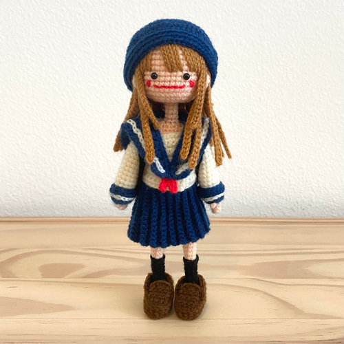 受注制作】自立するあみぐるみ♪セーラー服(紺×白)の女の子*ロングヘア