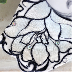 【半額以上値下げ】ラインストーンが美しいゴージャスな大きなお花を刺繍したチュールレースのマスク 6枚目の画像