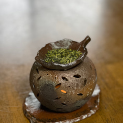 【再販】木の葉の灯りとお茶の香りに癒される焼き締め窯変色ゴールドに輝く桜柄茶香炉 11枚目の画像