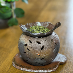 【再販】木の葉の灯りとお茶の香りに癒される焼き締め窯変色ゴールドに輝く桜柄茶香炉 1枚目の画像