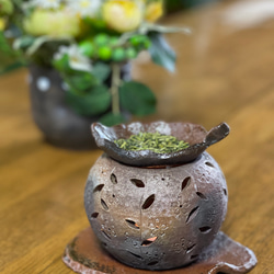 【再販】木の葉の灯りとお茶の香りに癒される焼き締め窯変色ゴールドに輝く桜柄茶香炉 10枚目の画像