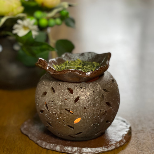 再販】木の葉の灯りとお茶の香りに癒される焼き締め窯変色ゴールドに