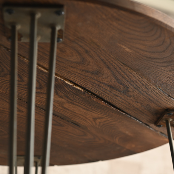 古材で作った丸テーブル（木材：槐(えんじゅ)／脚アイアン） 6枚目の画像