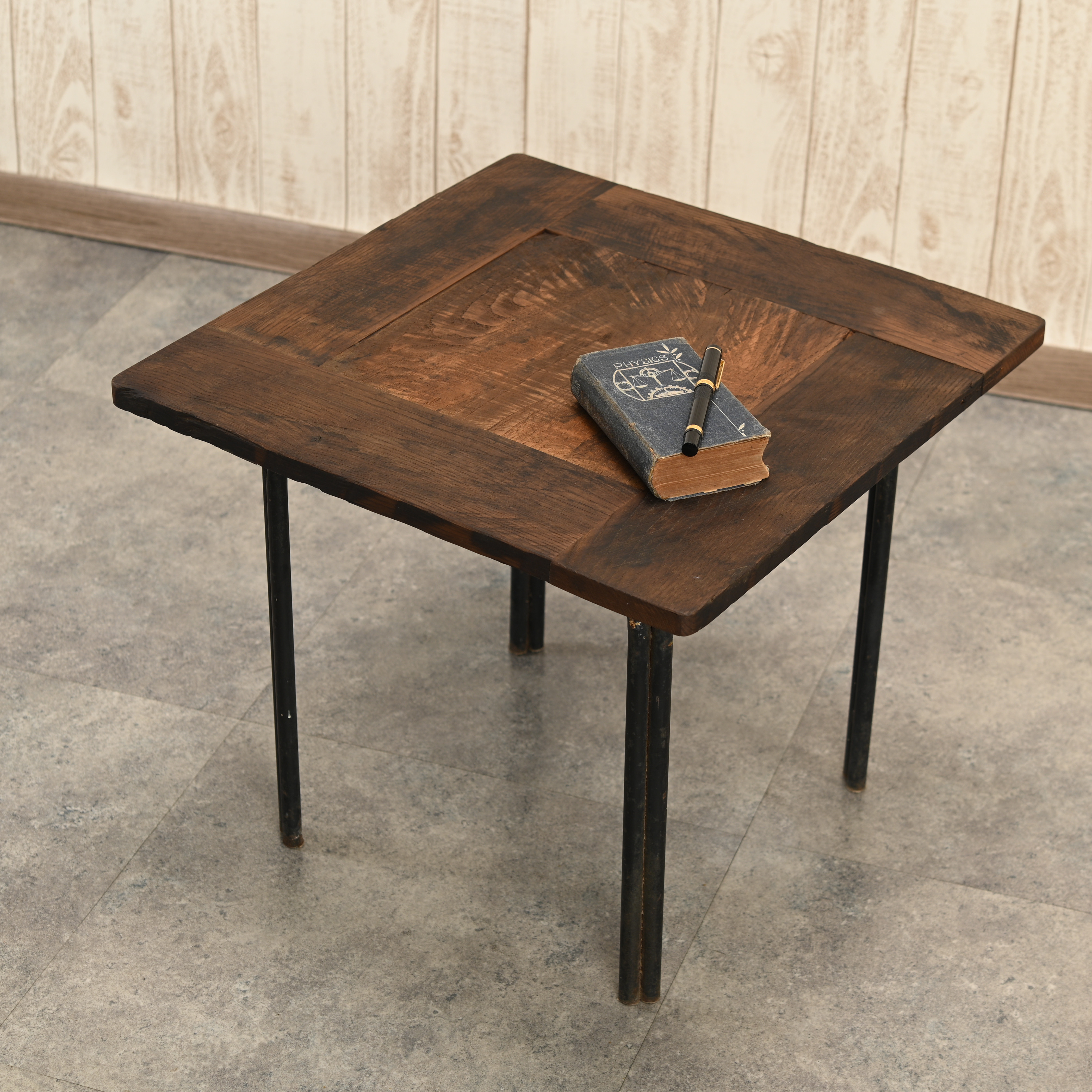 古材で作ったサイドテーブル 木材：栗(くり）の木／脚：アイアン