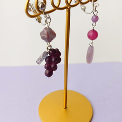 【葡萄】　綺麗な紫と模様　上品上質なチェコビーズのイヤリング・ピアス 5枚目の画像